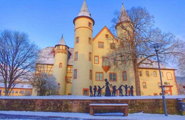 Lohrer Schloss im Schnee - Touristinfo Lohr