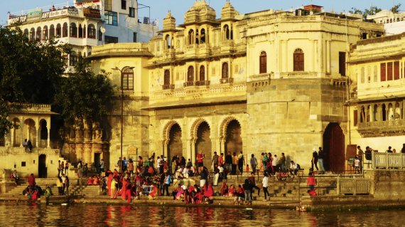 Ind_Raja_Udaipur_PicholaSee5_SG