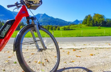 eurobike-radreise-alpe-adria-fahrrad-im-bergpanorama