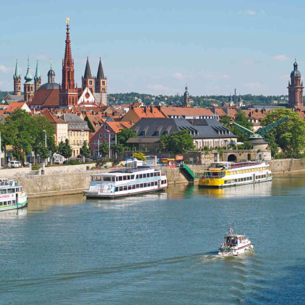 Blick auf Würzburg mit Schifffahrt