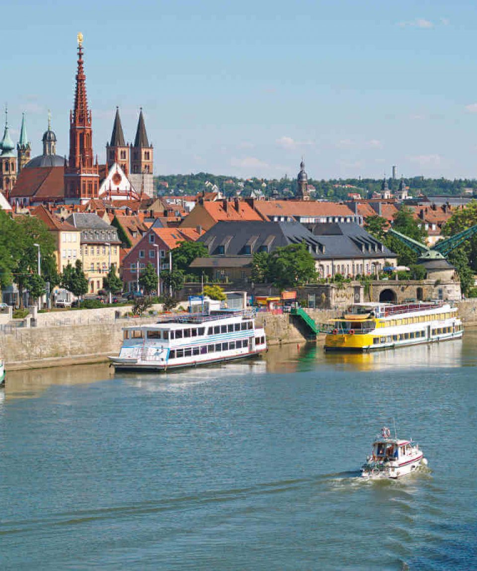 Blick auf Würzburg mit Schifffahrt