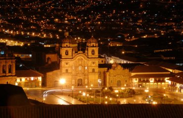 Cusco PlazaDelArmas Kathedrale Nacht Fotolia