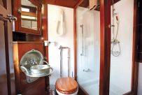 Badezimmer der Kategorie Leopard - (21) - Credit Rovos Rail Tours