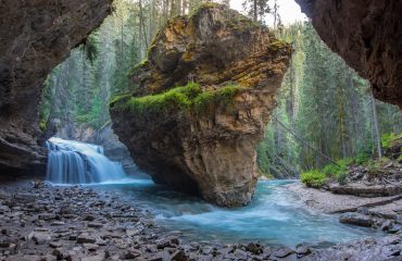 shutterstock_1285312294 Johnston Canyon Cave