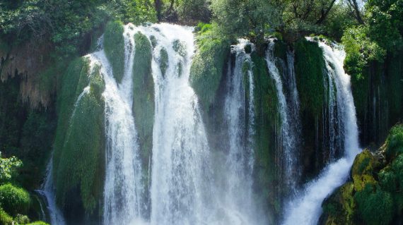 christian-lue-99hye5BBjZw-unsplash