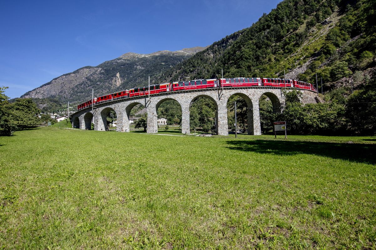 Bernina Express auf dem Brusio-Kreisviadukt - 020 - Credit Rhätische Bahn – Andrea Michael Badrutt