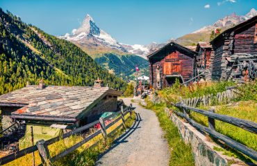 Holzhäuser in Zermatt - Credit Andrew Mayovskyy - stock.adobe.com