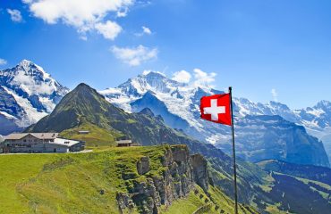 Schweizer Flagge bei Bern - Credit swisshippo - stock.adobe.com
