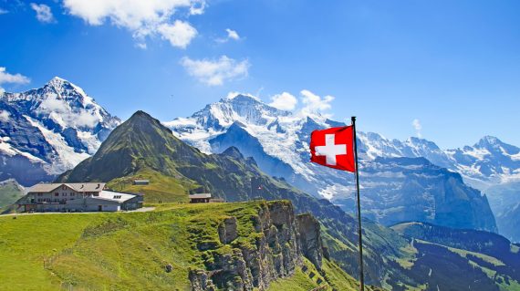 Schweizer Flagge bei Bern - Credit swisshippo - stock.adobe.com
