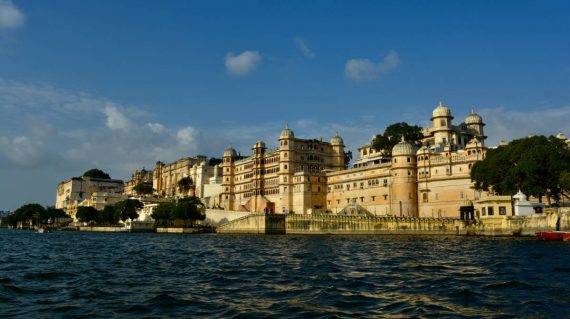 udaipur city palace mit Fluss