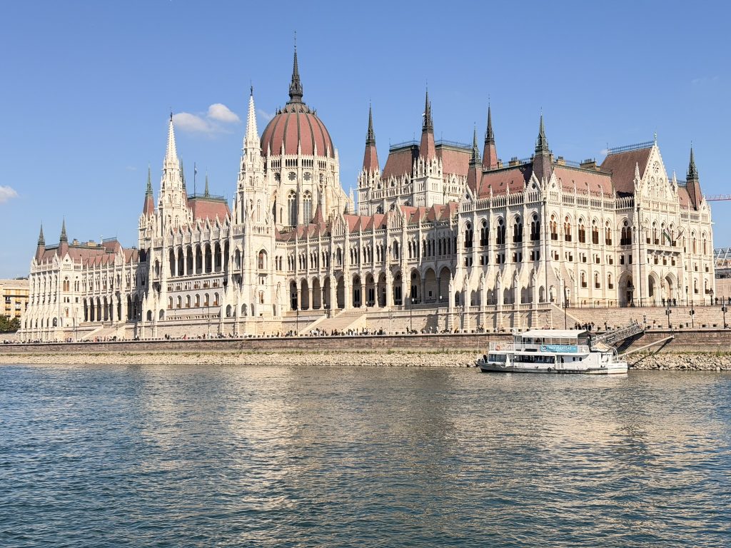 Direktflug ab Luxemburg, Große Markthalle, Burgviertel, Bootsfahrt auf der Donau und ein Weincasino zum Abschied: Unsere Städtereise nach Budapest war voller Eindrücke, Geschichten und guter Küche. Hier der Reisebericht unserer Gruppe.