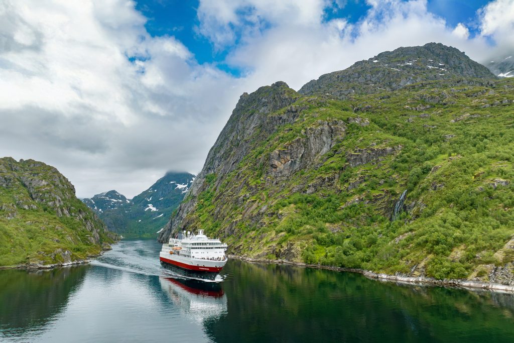 Zwei Hurtigruten-Seereisen ab Hamburg im Jahr 2027: im Sommer mit der MS Finnmarken und im Winter mit der MS Midnatsol. Dazu zwei kostenfreie Infoabende in Bitburg und Trier.